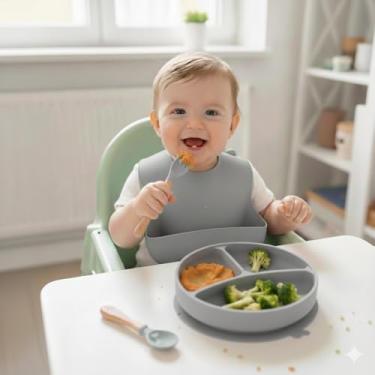 Imagem de Kit Bebê Premium em Silicone – Prato com Divisórias + Babador Coletor + Talheres de Madeira | Antiderrapante, Seguro e Fácil de Limpar (Cinza Claro Pratinho)