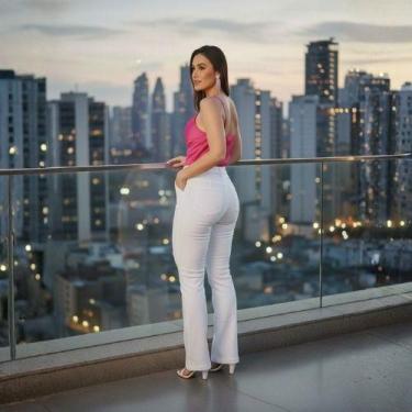 Imagem de Calça jeans clara branca, modelagem flare, cintura alta, visual elegan