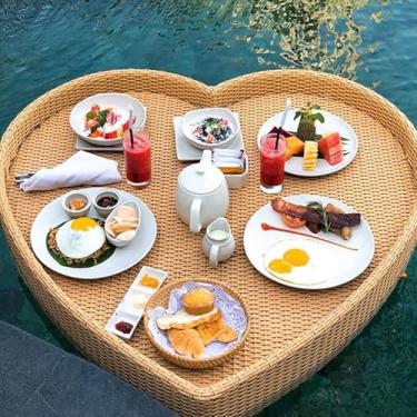 Imagem de Lylunnamsp Bandeja flutuante em forma de coração para piscina, mesa de bilhar flutuante, tecelagem de vime cuidadosamente feita à mão, para colocar comidas/bebidas/livros, para adultos para banhos e