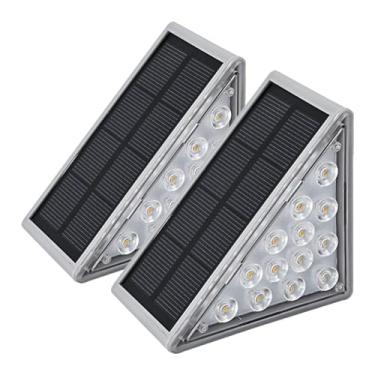 Imagem de Luzes solares para escadas externas, 2 peças de luz solar à prova d'água ip68 para deck, lâmpada de poste de cerca, decorações externas, luz movida a energia solar de indução automática, luz solar que