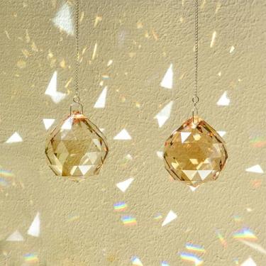 Imagem de 2Psc Bola de cristal colorida de 4 cm para pendurar na janela, enfeites de vidro refletivo com correntes para exibição interna, jardim ou varanda