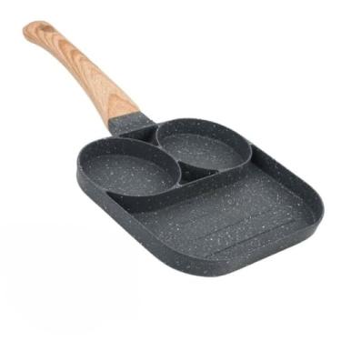 Imagem de Frigideira 3 em 1 Antiaderente com Divisórias | Liga de Alumínio Premium, Cabo de Madeira, Compatível com Todos os Fogões — Cozinhe Ovo, Carne e Panqueca ao Mesmo Tempo