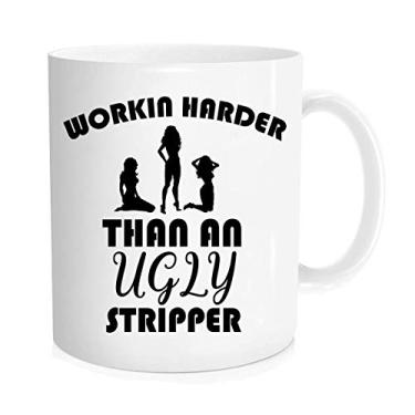 Imagem de Caneca de café divertida - Workin Harder Than An Ugly Stripper - Homens, mulheres, mãe, pai, irmão, irmã, colega de trabalho, chefe, aniversário, dia dos namorados - Caneca de 325 ml