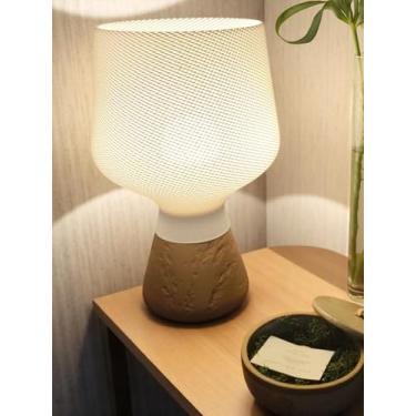 Imagem de Luminária de Mesa Aedra, Base Texturizada, Cúpula em Tela Geométrica, Estilo Conceitual (Cúpula Branca/Base Marrom)