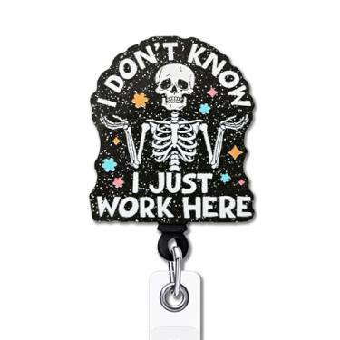 Imagem de YAZMEEN Carretel de crachá de caveira de esqueleto engraçado - I Don't Know I Just Work Here - Porta-crachá retrátil com clipe - Suporte de cartão de identificação acrílico com glitter preto