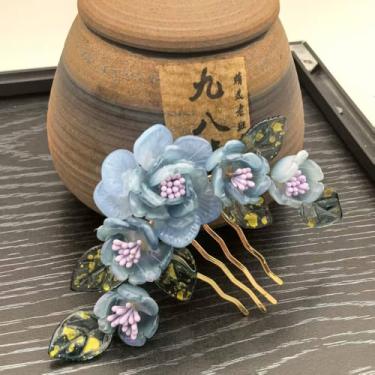 Imagem de 1 peça rabithenn elegante palito de cabelo de camélia, flor roxa e transparente com alfinete de cabelo de folhas verdes para mulheres, acessório de penteado de coque chinês updo presente (camélia azul