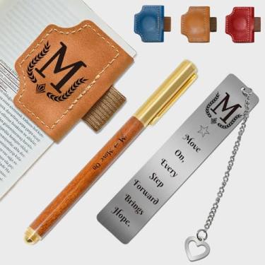 Imagem de Marcador de livro personalizado com suporte de caneta, conjunto de marcadores de livro de couro magnético personalizado com canetas de madeira personalizadas e marcador de livro de metal – para