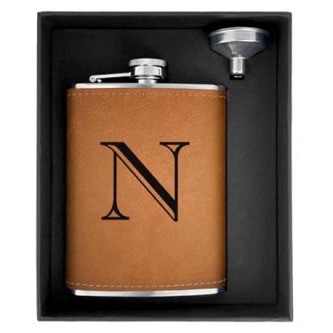 Imagem de CARAKNOTS Presentes personalizados para homens inicial gravado em couro cantil monograma padrinhos presentes de aniversário para pai namorado marido tio aço inoxidável 236 ml frascos de quadril para