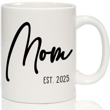 Imagem de Breezy Valley Caneca Mom Est 2025 para grávidas – Presentes de nova mãe para mulheres, presentes de primeiro dia das mães para mamãe, chá de bebê, anúncio de gravidez caneca de café