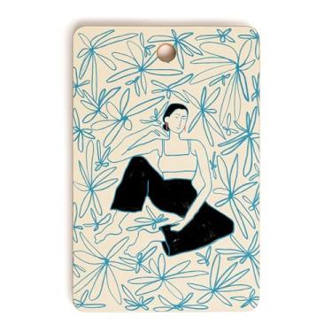 Imagem de Society6 Tábua de corte de bambu - decoração de cozinha por Sandra Poliakov - Tábuas de corte exclusivas para cozinha, 40,6 cm x 26,7 cm x 1,3 cm, mulher em um campo de flores