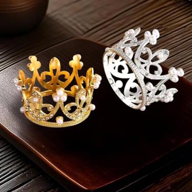 Imagem de Conjunto de mini estátuas de coroa de cristal para decoração de bolos, ocasiões especiais, 2 peças, design elegante para decoração de festas e eventos (3 x 5 cm)
