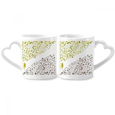 Imagem de Lindo conjunto de canecas de porcelana de casal, ilustração de célula de criatura verde, coração de cerâmica