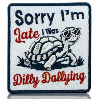 Imagem de Sorry Im Late I was Dilly Dallying Patch bordado tartaruga sarcástica dia preguiçoso humor ferro sobre moral crachá para jaquetas, mochilas, chapéus, local de trabalho, presente engraçado, design