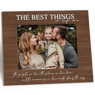 Imagem de Kneaotoaji Porta-retrato de família – As melhores coisas da vida são as pessoas que amamos, melhores amigos e família, porta-retrato de madeira para amigos, 12 x 18 cm, para pendurar na mesa ou na