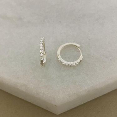 Imagem de Brinco Argolinha Detalhada Cravejada com Zircônia