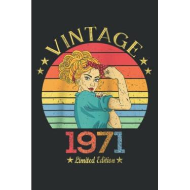 Imagem de 1971. Gift Vintage 1971 Gifts for Born in 1971 Raglan Baseball Graphic: Notebook Journal with 6" x 9", 120 Pages For Lady, Girls And Women. Perfect Possum Blank Lined Notebook Journal Gift Ideas.