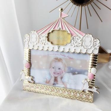 Imagem de IELEPHONIX Moldura com tema de cavalo carrossel, design de metal dourado com topo de coroa, 8,9 cm x 12,7 cm, expositor de mesa, decoração de berçário (rosa)