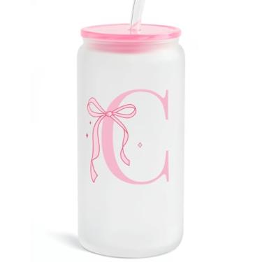 Imagem de SANDJEST Copo de vidro monograma com tampa de acrílico e canudo, copo de café gelado fosco personalizado 473 ml, monograma presentes iniciais para mulheres meninas no aniversário (C)