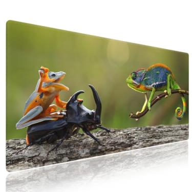 Imagem de Knseva. Tapete de mouse estendido XXL (80 cm x 40 cm) - Cena engraçada de sapo montando besouro e camaleão um encontro colorido interessante, acessórios de escritório extragrande, tapete de mesa de