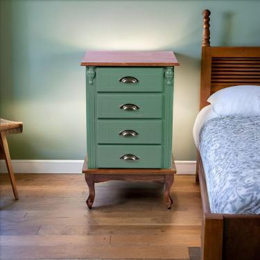 Imagem de Mesa De Cabeceira 4 Gavetas Pés Luiz Xv - Verde Kalle Com Tampo E Base Castanho Envelhecido - Puxador Concha