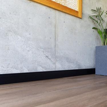 Imagem de Rodapé de Poliestireno 12cm X 15mm Frisado Metro Linear Gr120fp- - Barra com 2,40ml - caixa com 2,4 Unidade - Preto