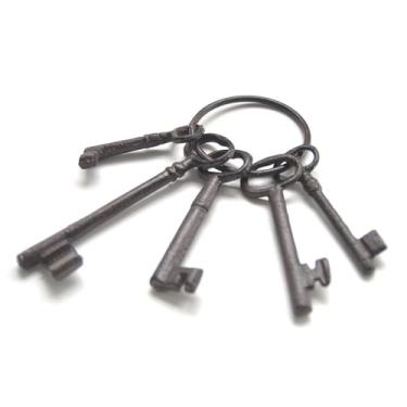 Imagem de heyous 1 conjunto de chave decorativa de esqueleto rústico jardim decorativo de ferro fundido pingente de chaveiro de pirata antigo estilo baú de tesouro para Halloween casa assombrada tema decoração