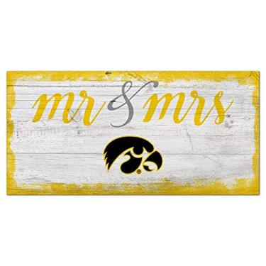 Imagem de Fan Creations Placa unissex NCAA Iowa Hawkeyes Iowa Script Mr & Mrs, cor do time, 15 x 30 cm