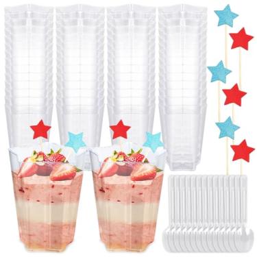 Imagem de FYSUIMU 50 peças de mini copos de sobremesa de plástico patrióticos em forma de estrela com colheres e topos de cupcake copos de aperitivo parfait descartáveis transparentes para o dia da