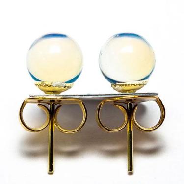 Imagem de Brinco Bolinha Pedra da Lua Opalina Tarracha Dourado - CristaisdeCurve