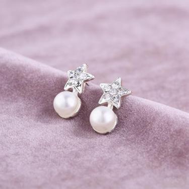 Imagem de Brincos femininos em forma de estrela com design brilhante de diamante falso e pérola, bonitos e exclusivos, adequados para o dia a dia e qualquer ocasião.