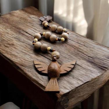Imagem de Colar e Enfeite de Madeira Rústico Produzido a flor e divino para mesa