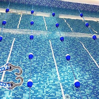 Imagem de Divisor de pista de piscina de 23 m - Kit de corda flutuante durável com bóias e ganchos azuis e brancos, ideal para segurança e corrida, perfeito para natação competitiva e treinamento de piscina