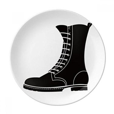 Imagem de Botas masculinas pretas de , placa decorativa de porcelana, salver, talheres, prato de jantar