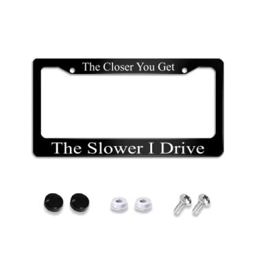 Imagem de The Closer You Get The Slower I Drive Moldura de placa de carro metal alumínio engraçado preto capa de carro porta-etiquetas com 2 furos e parafusos decoração de 30 x 15 cm para veículos dos EUA