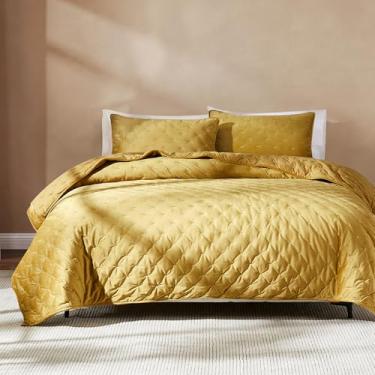 Imagem de Lush Decor - Conjunto de colcha, 3 peças de cama aconchegante de veludo com fronhas combinando, design de ponto bordado (amarelo mineral, king/California King)