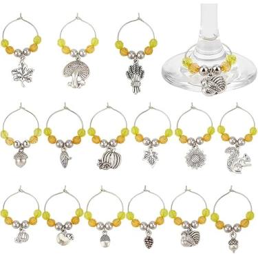 Imagem de 15 peças de pingentes de taça de vinho com tema de Ação de Graças com contas de vidro transparentes amarelas e marcadores de liga de folhas de abóbora esquilo trigo bolota para identificação de taça