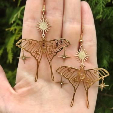 Imagem de 2 brincos grandes de borboleta dourada para mulheres pendurados na moda brincos boho, Medium, Metal, Sem pedra preciosa