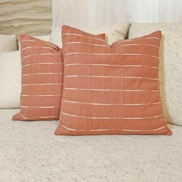 Imagem de SHIVCASA Capas de almofada decorativas 45,7 x 45,7 cm – Capas de almofada Boho Farmhouse para sofá e sala de estar – Padrão de listras de algodão puro – Bordado à mão – Fecho de zíper – Conjunto de 2