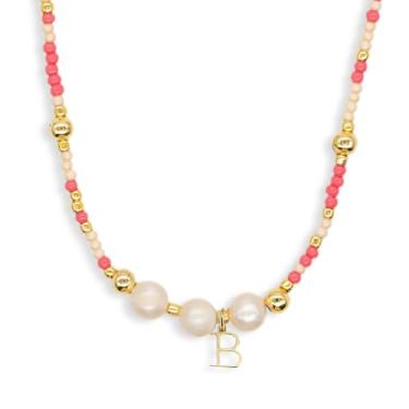 Imagem de Agriajun Gargantilha com inicial de pérolas douradas rosa bege para mulheres e adolescentes, boêmio feito à mão com contas de sementes personalizadas com nome de letra, pequeno colar, praia, surfista,