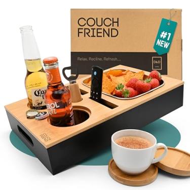 Imagem de D&D Living Couch Caddy - Console de sofá de bambu | Porta-copos e bebidas antiderramamento | Bandeja organizadora de lanches para sofá com abridor de garrafas