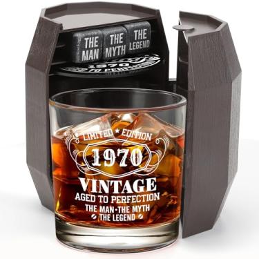 Imagem de WelDesine Presentes de aniversário de 55 anos para homens, conjunto de copos de uísque vintage 1970 em caixa de barril, ideias de presente de 55 anos para ele, marido, pai, vidro de rocha para