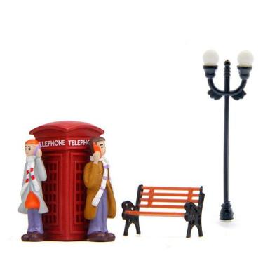 Imagem de Conjunto de decoração de jardim Resin Phone Couple in Phone Booth - yi
