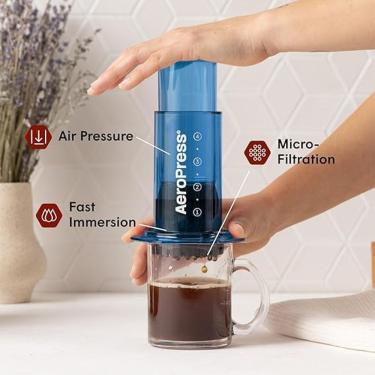 Imagem de Suporte para Filtrar Café Aeropress em Plástico Compacto e Leve com Encaixe Seguro Azul