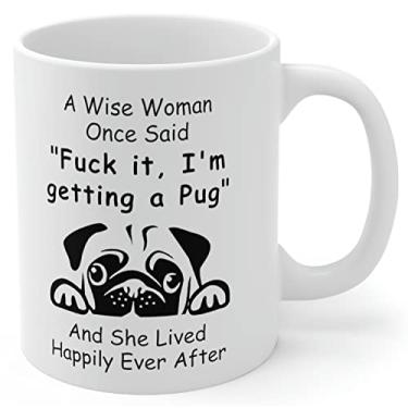 Imagem de Presentes engraçados de mãe de cachorro pug espiando para mulheres amantes de filhotes Dia das Mães 2025 A Wise Woman Once Said Caneca de café com citações divertidas copo de cerâmica branco 325 ml