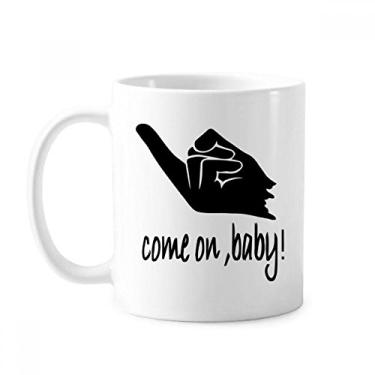 Imagem de Caneca de cerâmica com gestos personalizados com contorno de sedução, xícara de porcelana e café, utensílios de mesa