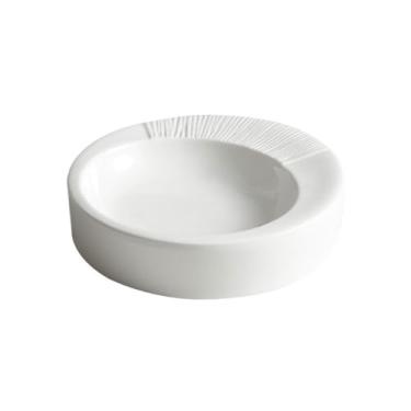 Imagem de Lata de lixo Prato de sopa de cerâmica branca criativa, prato de sopa em destaque, prato de gaspacho, ambiente de hotel, utensílios de mesa