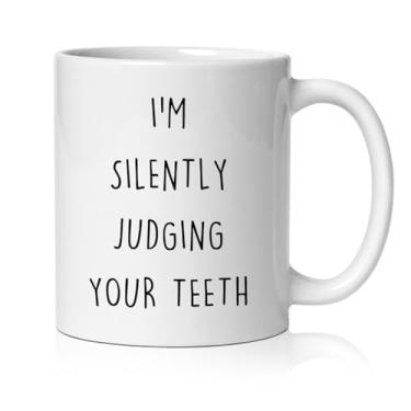 Imagem de BEHIFL Caneca de dentista engraçada, presentes de dentista para mulheres homens xícara de café cerâmica, presentes de higiene de assistente dental, I'm Silently Judging Your Teeth Caneca de café de