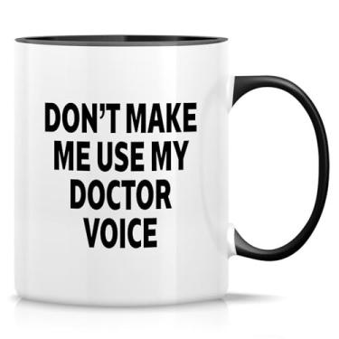 Imagem de Retreez Caneca engraçada do doutor - Caneca Don't Make Me Use My Doctor Voice - Caneca de café ou chá de cerâmica de 325 ml - Presente de aniversário, agradecimento do escritório - Caneca branca com