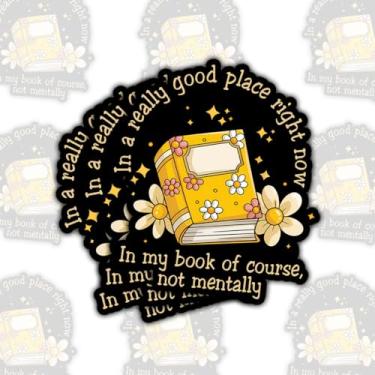 Imagem de Adesivo In A Really Good Place Right Now In My Book Of Course Not Mentally – Decalque de vinil com citação engraçada à prova d'água para laptop, garrafa de água, copo, presente de carro para amantes