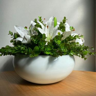 Imagem de Arranjo Grande Centro de Mesa Lírio Branco Artificial Vaso Branco